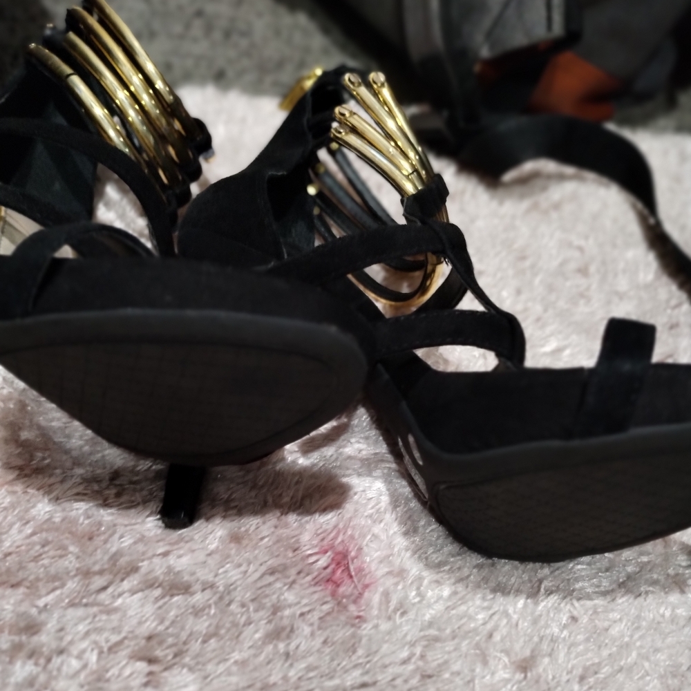Heels - Picture 4 of 4